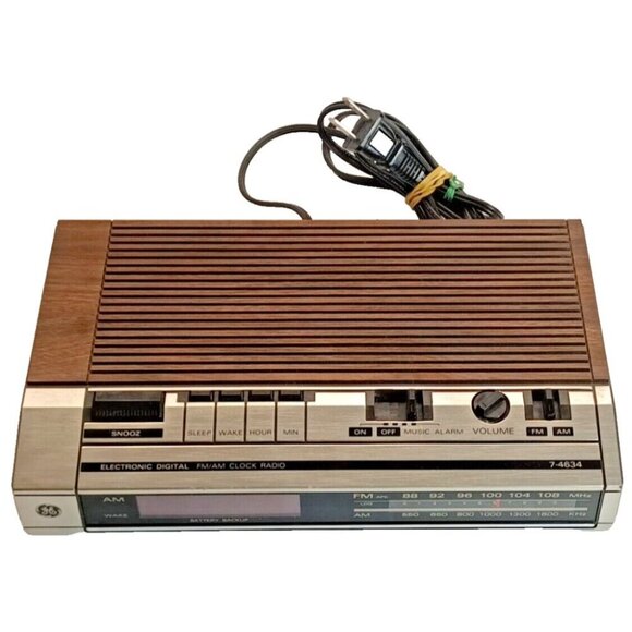Vintage General Electric AM/FM Alarm Clock/Radio Model 7-4634B Woodgrain Working - Picture 2 of 6